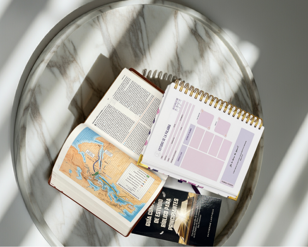 God Words – Study & Learn the Words of God | Bible Study Combo Set. Open Bible and notebook from the God Words Combo Set on a marble surface – Spanish-language Christian Bible study tools for adults