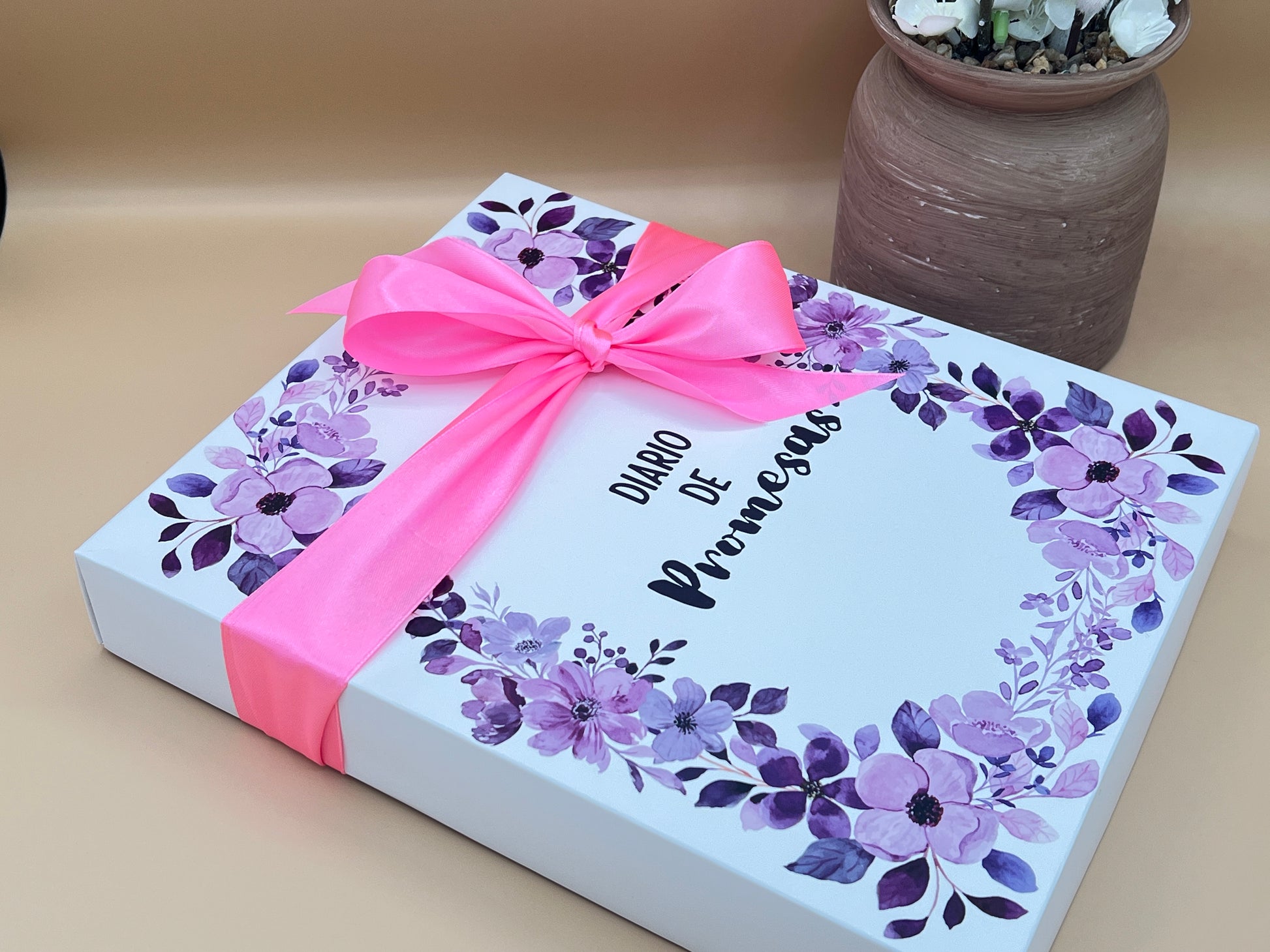 Bible Study Set with Diario de Promesas, Armor of God Tumbler & Magnetic Bookmark. Flat lay of the Bible Study Set – Diario de Promesas Spanish promise journal, Armor of God tumbler, and magnetic bookmark – Spanish Christian gift bundle for adults by Kairos Creations