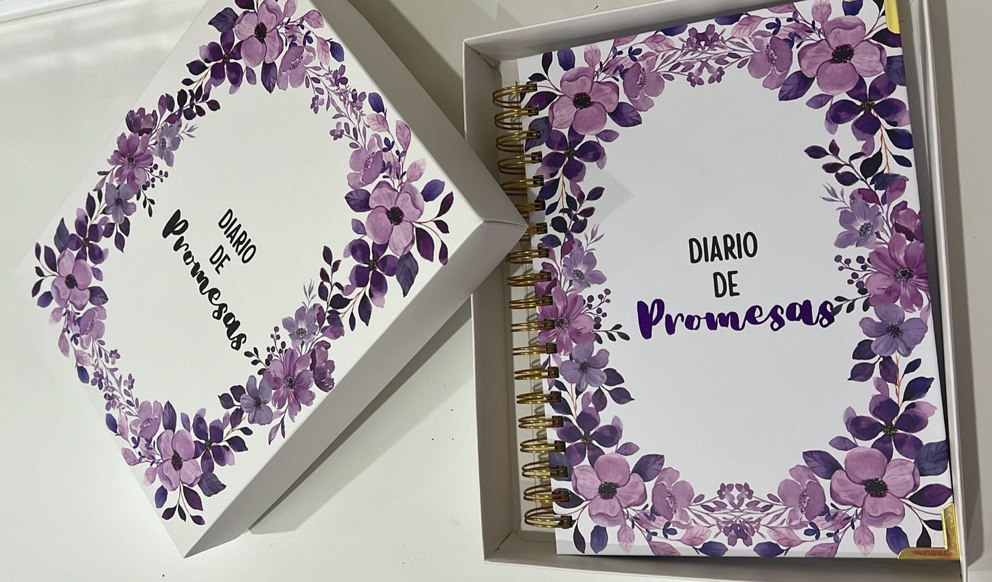 Faith Essentials Bundle – Spanish Edition | Bible, Devotional Journal & Bible Study Guide. Flat lay of the Faith Essentials Bundle Spanish Edition – Spanish-language Bible, devotional journal, and Bible study guide for Christian adults by Kairos Creations
