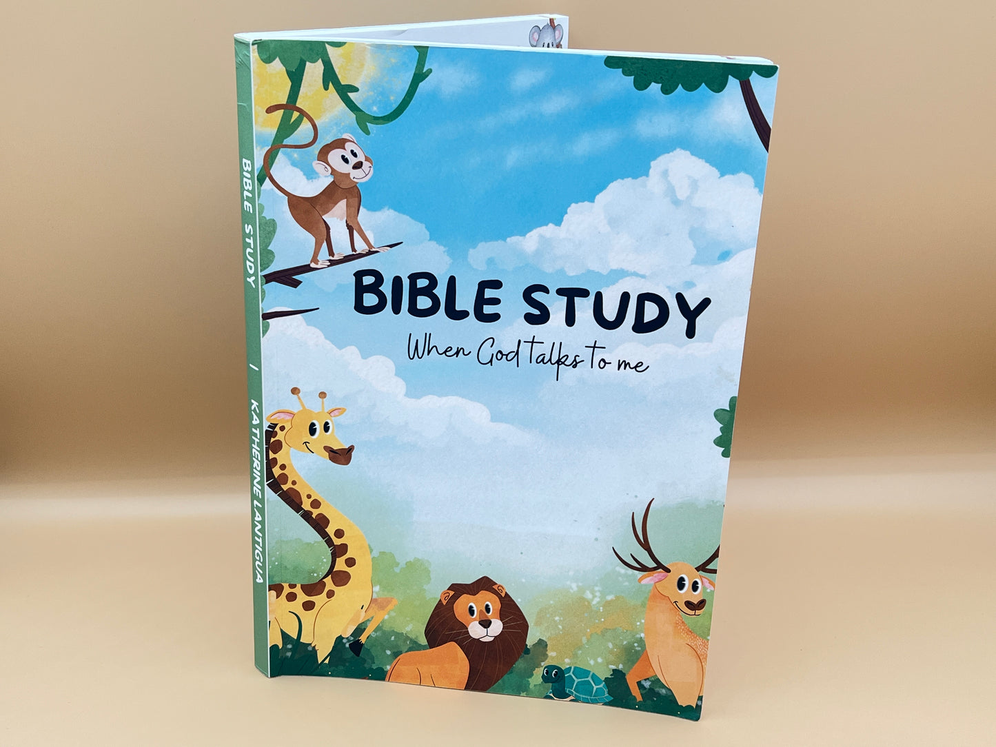 Bible Study Family Set – Kids & Men's Devotional Journals + God's Promises Edition (Spanish). Study spread of the Bible Study Family Set – Spanish kids' and men's devotional journals with God's Promises Edition for Christian adults and families