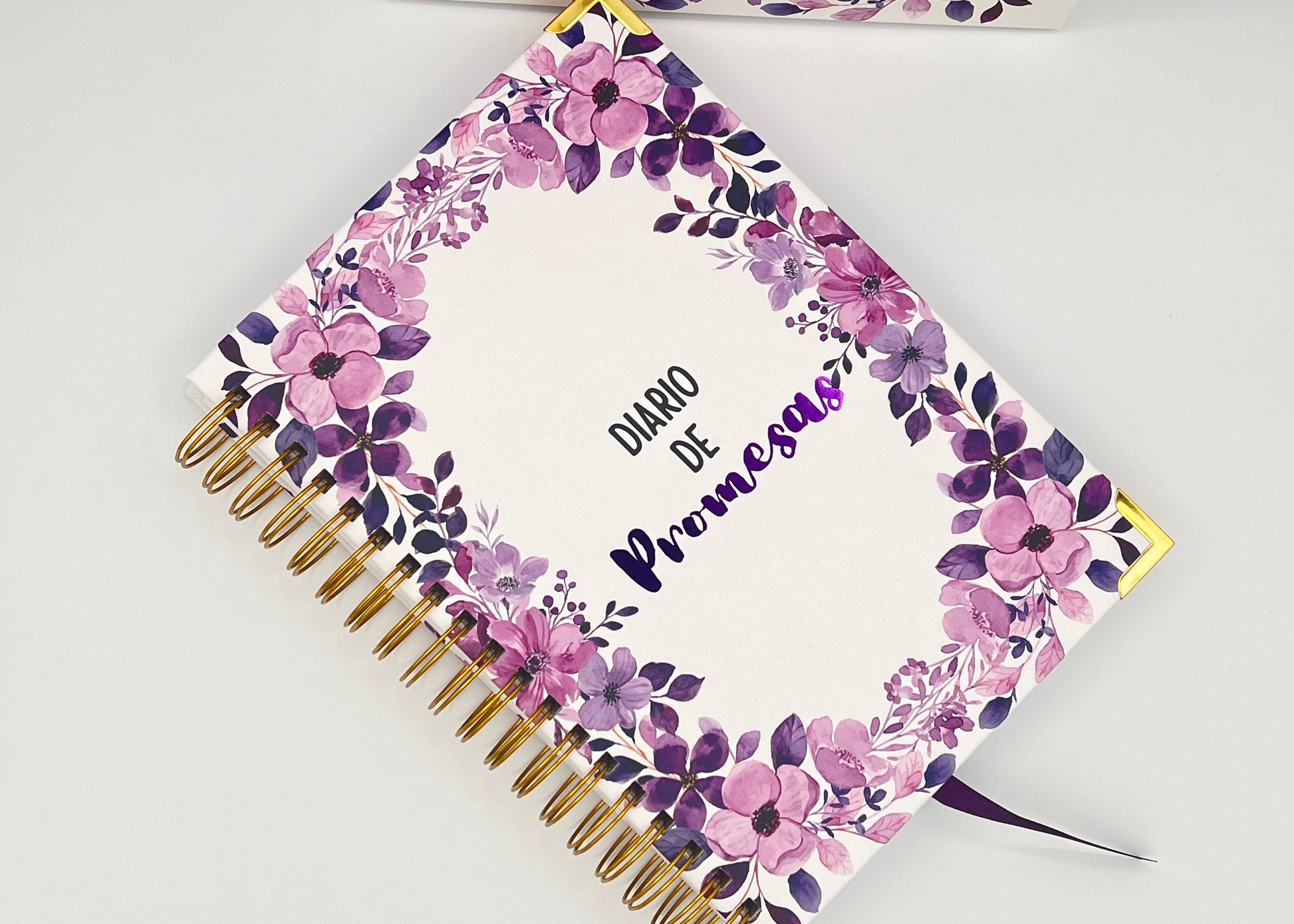 Mega Bible Study Bundle – Spanish Edition | Journals, Bible Guide & Beginner's Study Guide. Family lifestyle photo of the Mega Bible Study Bundle Spanish Edition featuring Diario de Promesas journals for kids and adults – Spanish Christian Bible study set by Kairos Creations