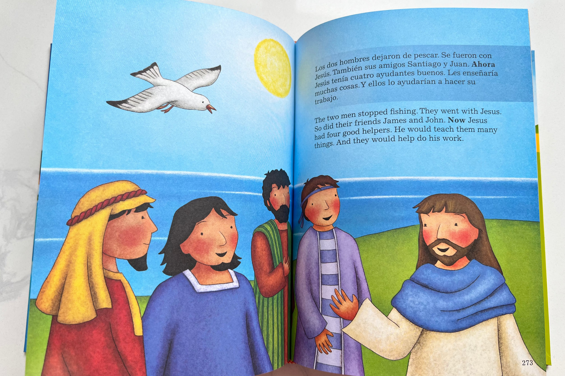 Interior spread of La Biblia de los Pequeñitos – The Toddler's Bible Bilingual showing illustrated biblical scene for toddlers ages 2–5 – Spanish and English Christian Bible