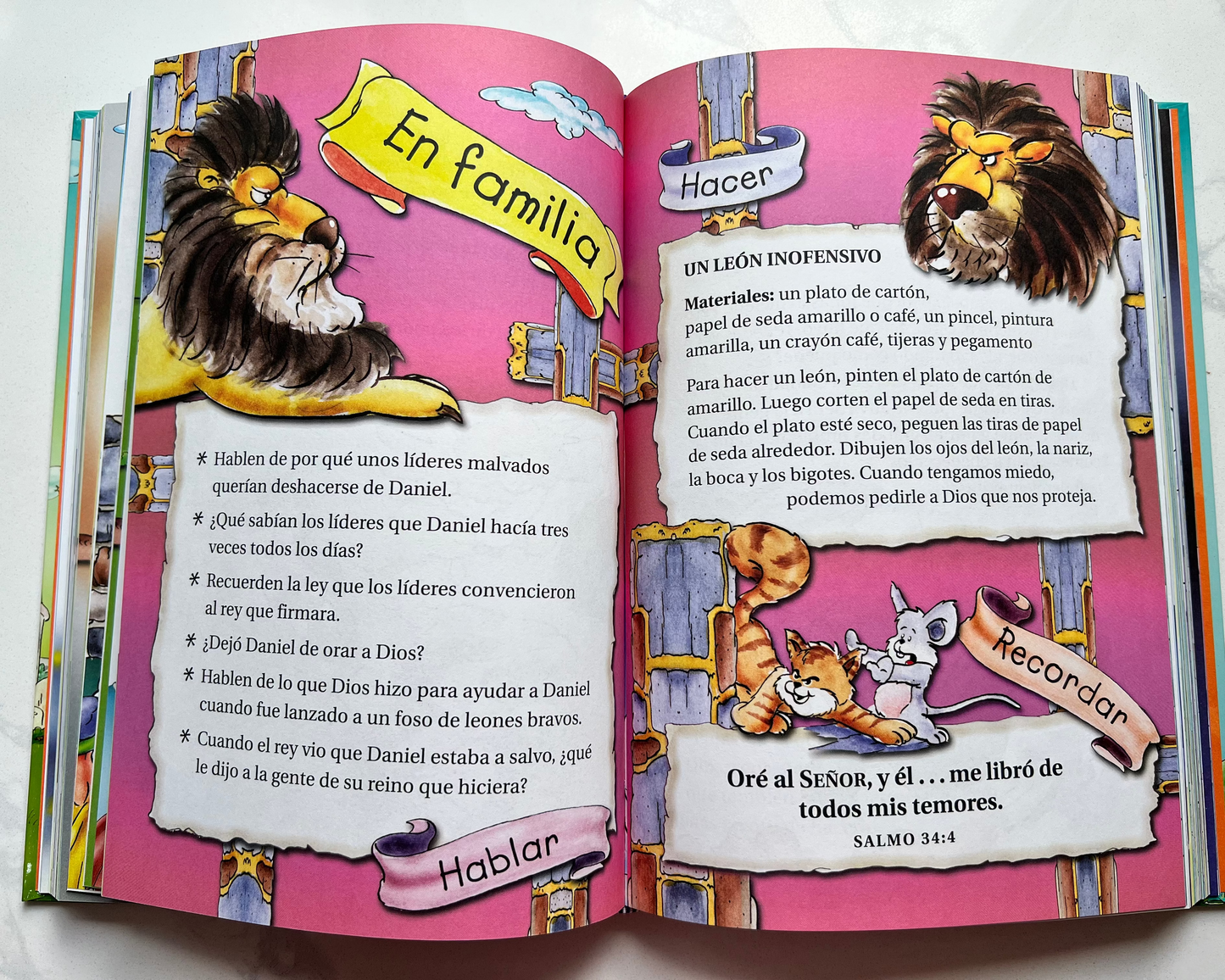 Interior spread of La Biblia Preescolar – Spanish Christian Bible for preschoolers ages 3–5 with illustrated biblical scenes