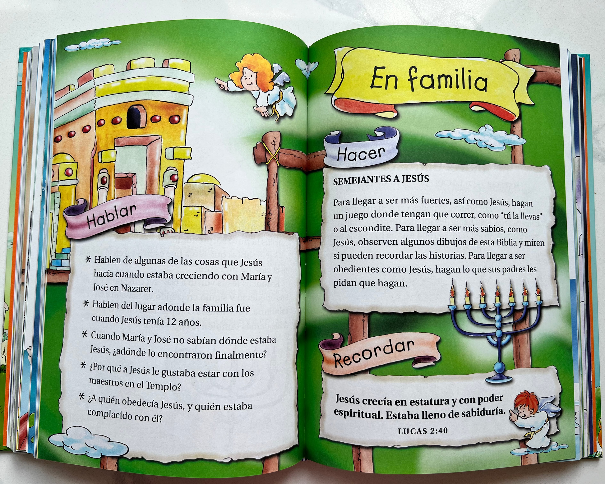 Interior pages of La Biblia Preescolar – The Preschool Bible in Spanish showing illustrated Bible story for preschoolers ages 3–5