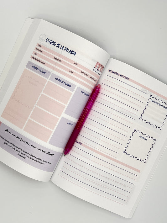 Diario de Promesas – From God to Me: Pink Floral Devotional Journal (Spanish Edition). Interior pages of Diario de Promesas with devotional prompts and scripture – Spanish Christian faith journal for women and teen girls