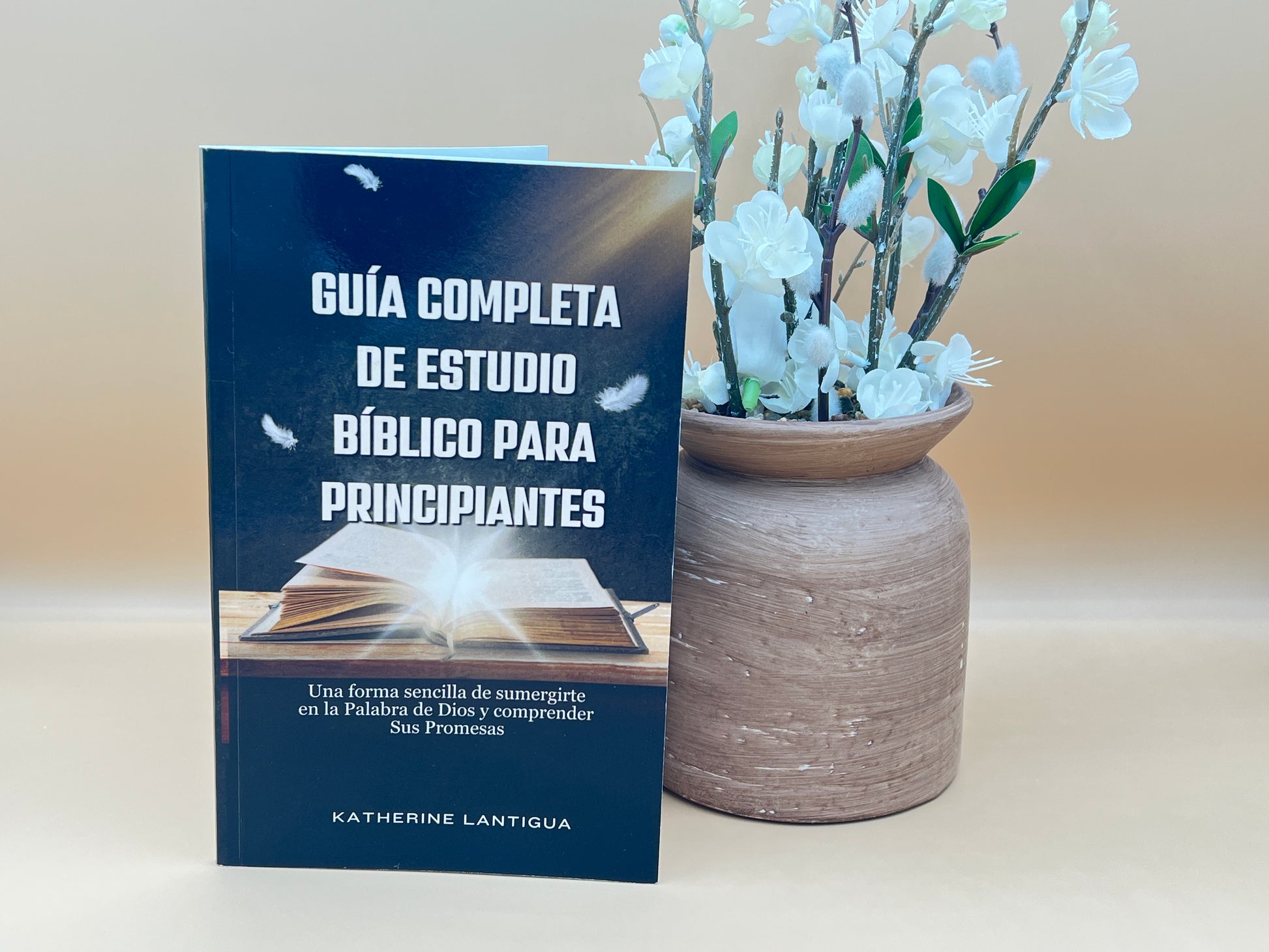 Mega Bible Study Bundle – Spanish Edition | Journals, Bible Guide & Beginner's Study Guide. Set of 5 books from the Mega Bible Study Bundle Spanish Edition laid flat – Diario de Promesas journals and Bible guides – Spanish Christian Bible study set for adults by Kairos Creations