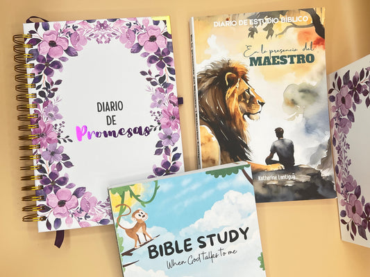 Bible Study Family Set – Kids & Men's Devotional Journals + God's Promises Edition (Spanish). Lifestyle photo of the Bible Study Family Set – Spanish devotional journals for kids and men with God's Promises Edition for Christian families