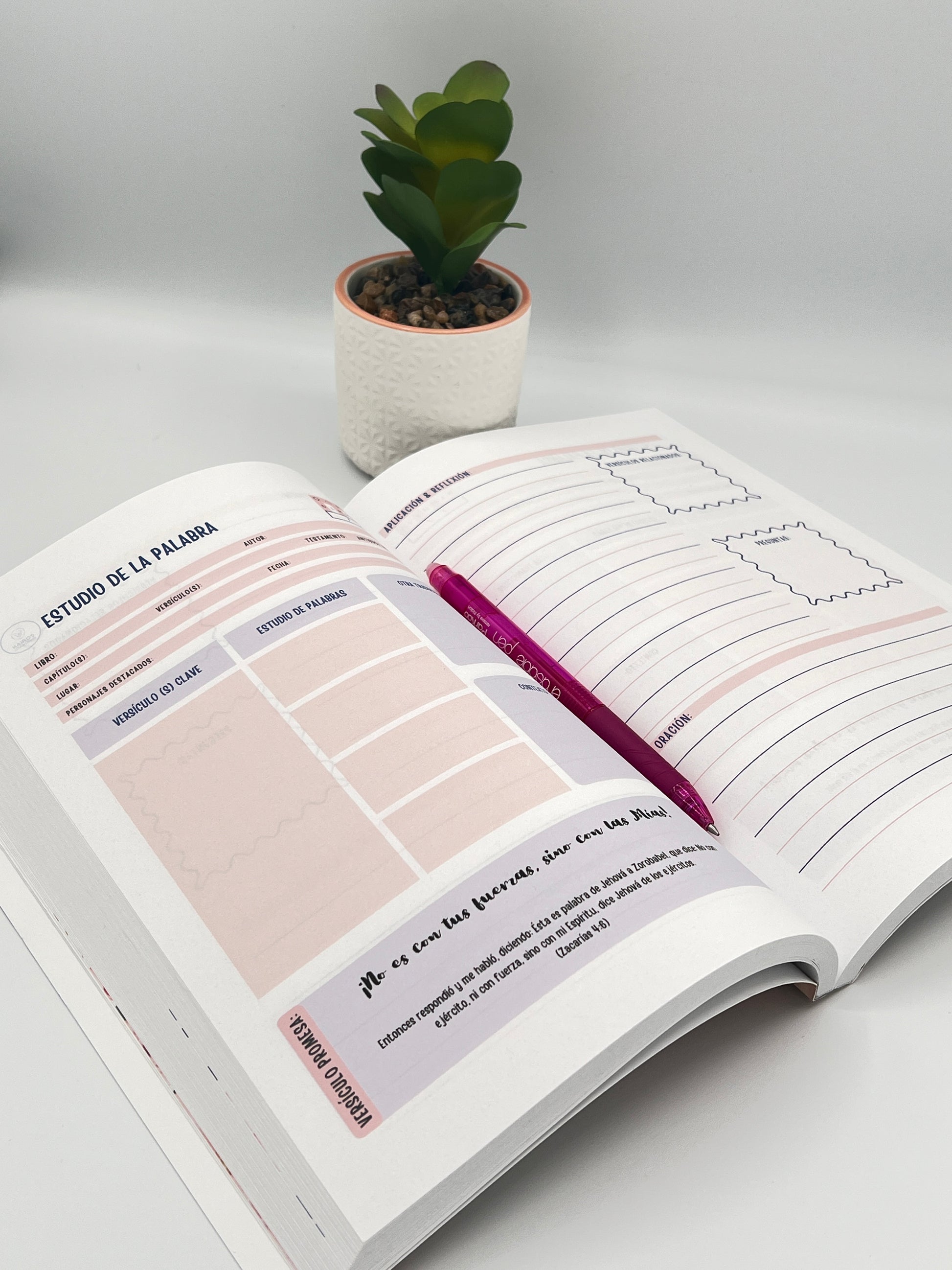 Ministry Leader Bundle – Spanish Edition | Devotional Journal, Preaching Notebook & Bible Study Guide. Open interior pages of the Diario de Promesas devotional journal from the Ministry Leader Bundle – Spanish Christian promise journal with scripture reflection for ministry leaders