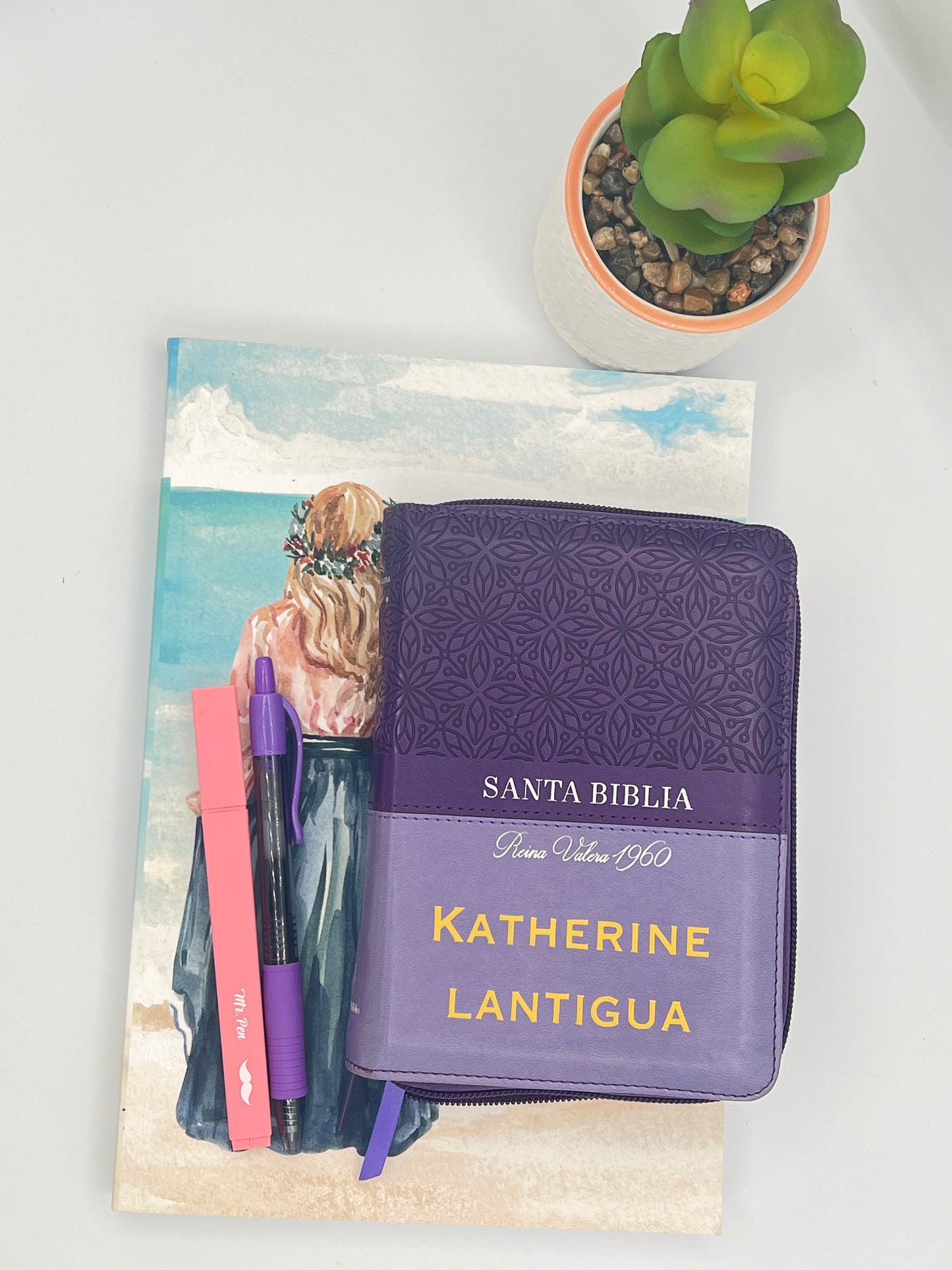 Set of 3 Diario de Promesas Bible Study Journals – Complete Devotional & Verse Study Materials (Spanish Edition). Lifestyle photo of the Set of 3 Diario de Promesas – Spanish Bible study journals for Christian adults and Spanish-speaking believers by Kairos Creations
